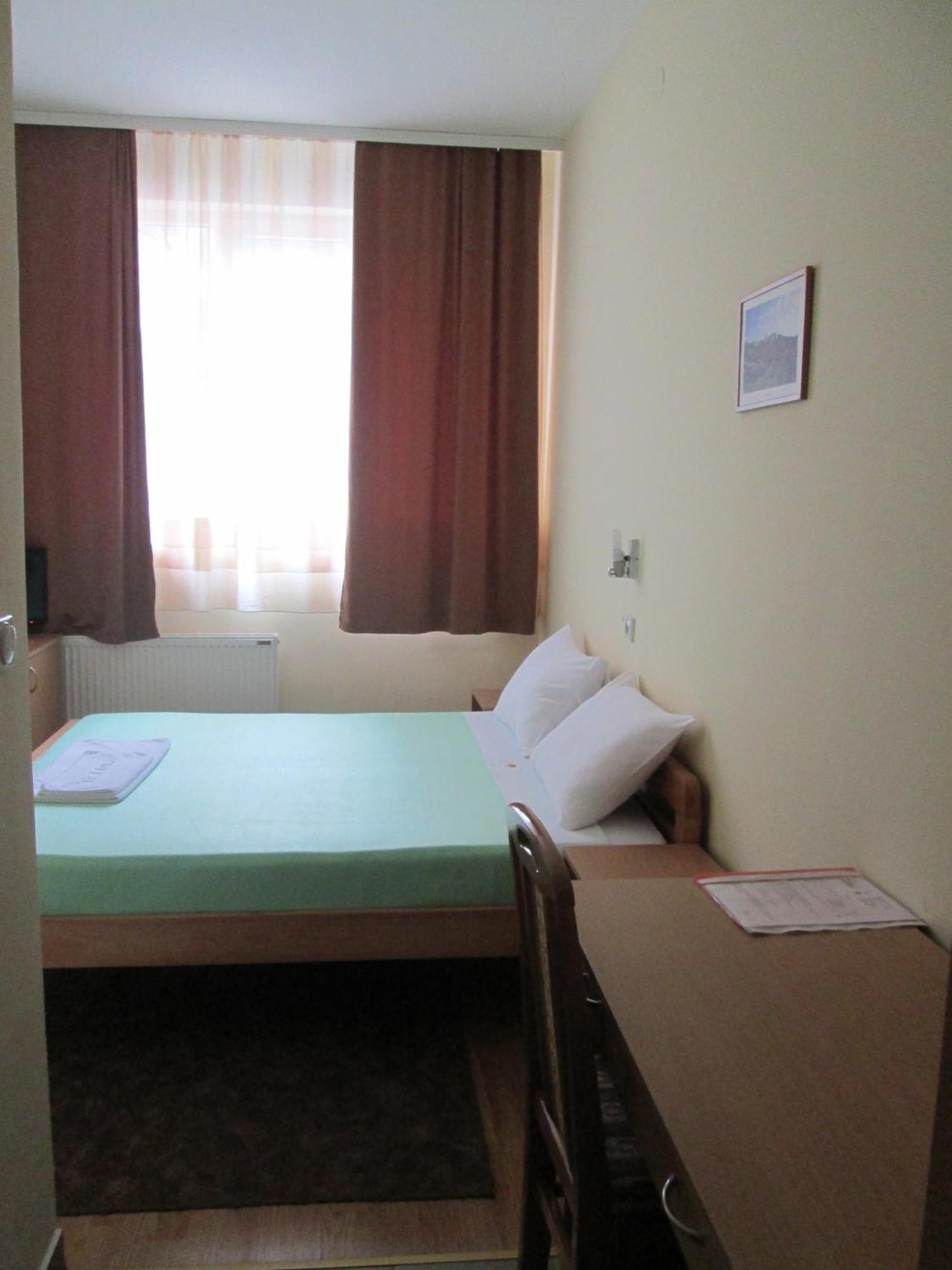 Garni Hotel Alma Pirot Pokoj fotografie